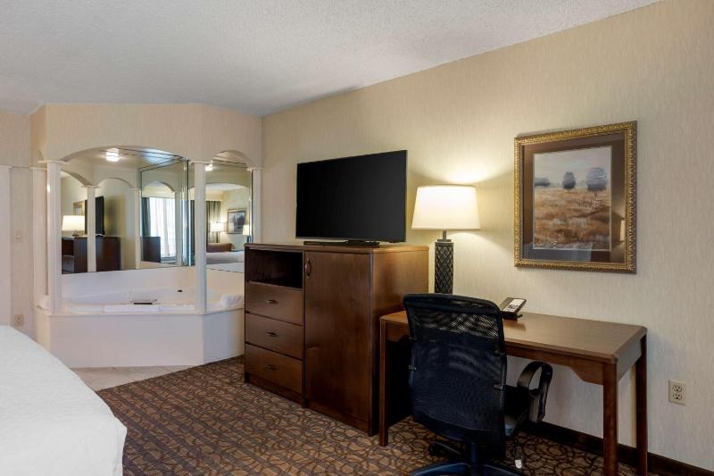 King Room with Spa Bath image 4