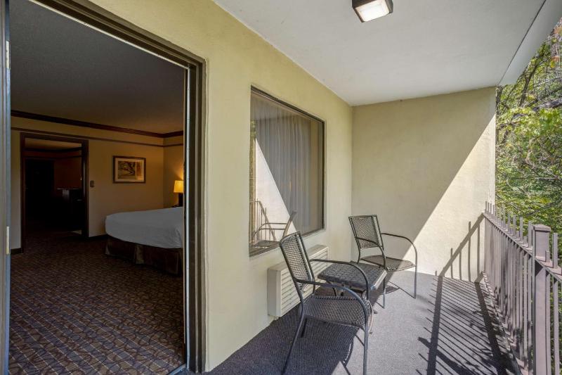 Quadruple Room with Balcony - Non-Smoking image 3