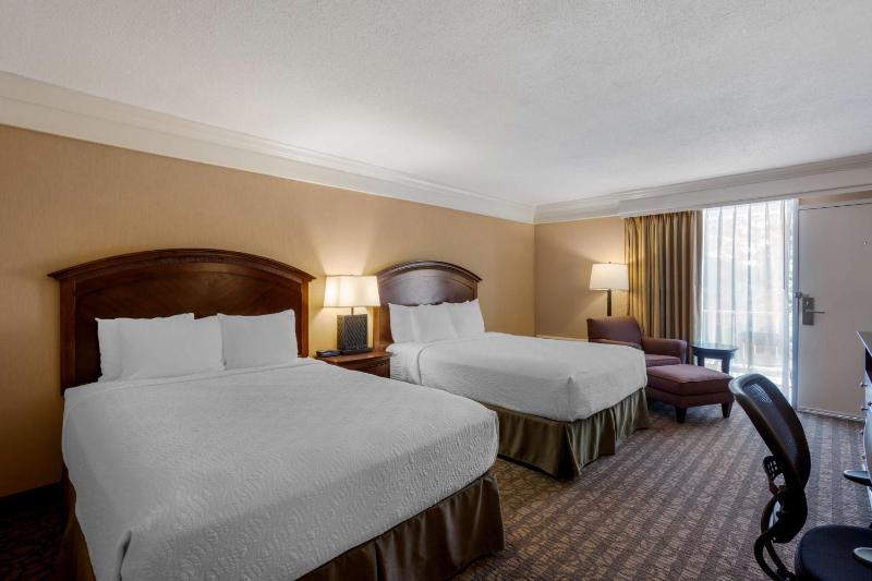 Quadruple Room with Balcony - Non-Smoking image 1