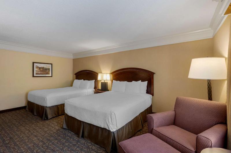 Quadruple Room with Balcony - Non-Smoking image 3