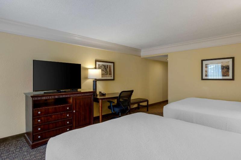Quadruple Room with Balcony - Non-Smoking image 4