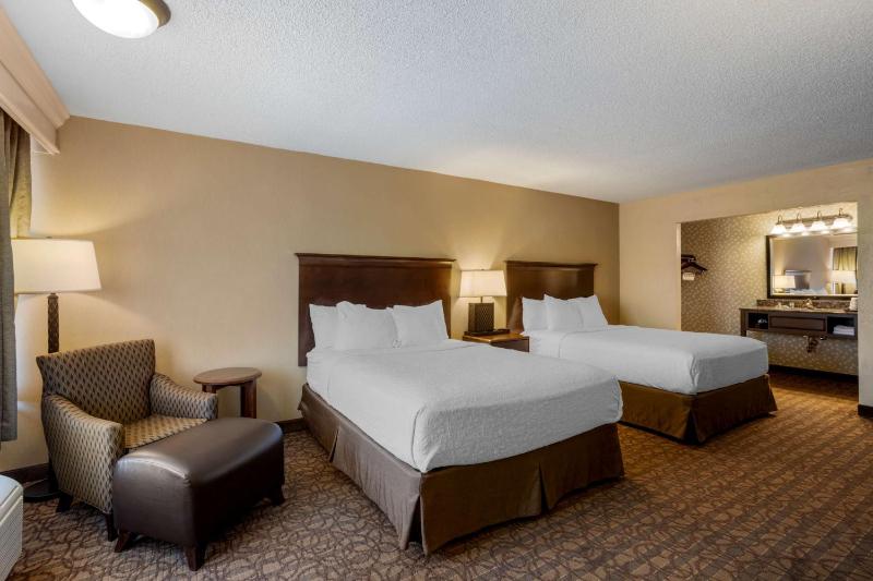 Queen Room with Two Queen Beds - Non-Smoking image 1