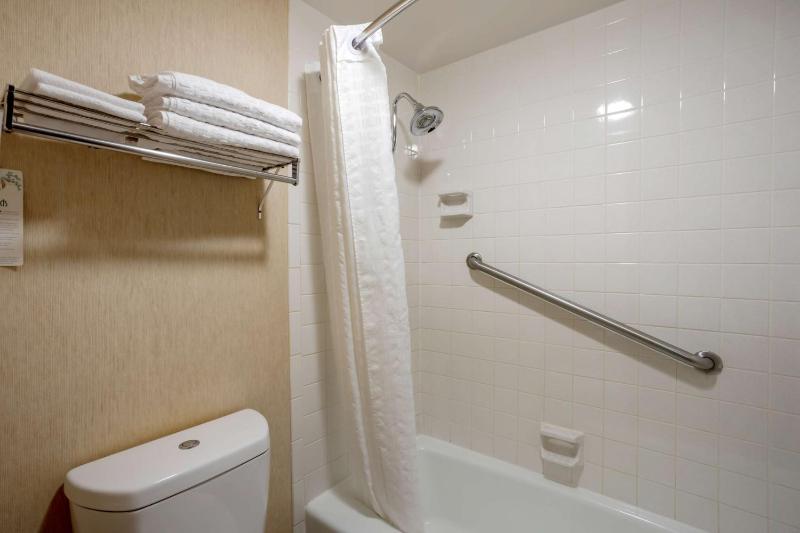 Queen Room with Two Queen Beds - Non-Smoking image 2