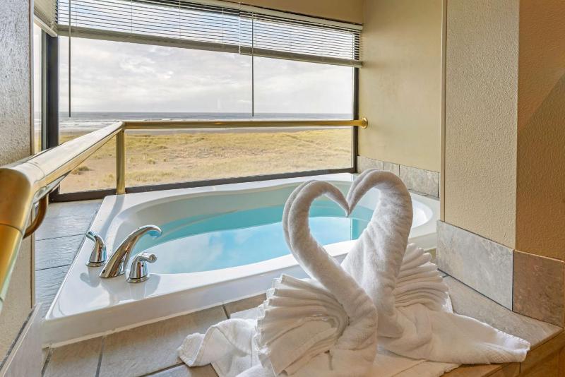 King Room with Balcony and Spa Bath image 4