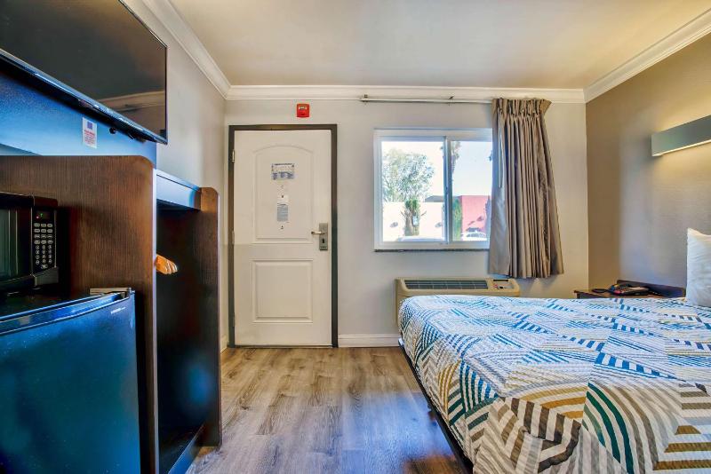 King Room with Roll-in Shower - Disability Access - Non-Smoking image 4