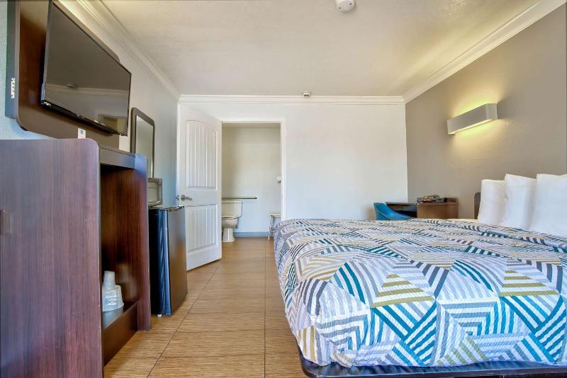 King Room with Roll-in Shower - Disability Access - Non-Smoking image 3