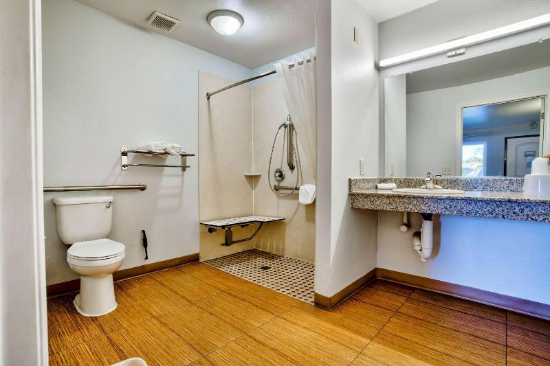King Room with Roll-in Shower - Disability Access - Non-Smoking image 2