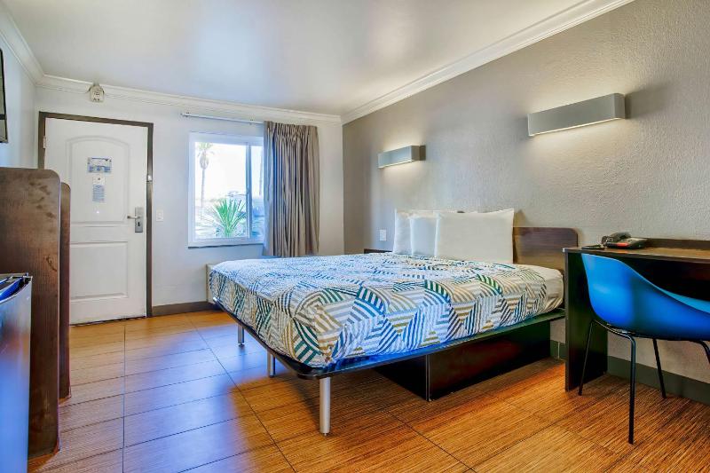 King Room - Non-Smoking image 3