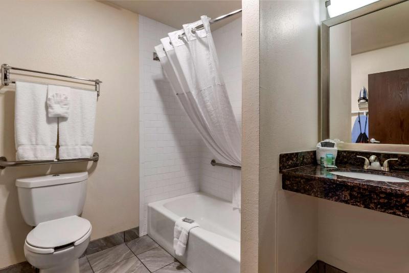 Queen Room with Two Queen Beds - Disability Access - Non Smoking image 1