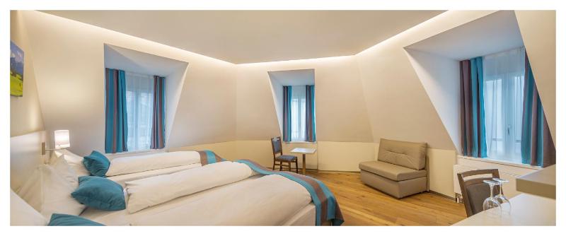 Standard Twin Room image 4