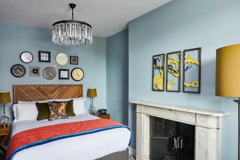 Premium Queen Room image 3