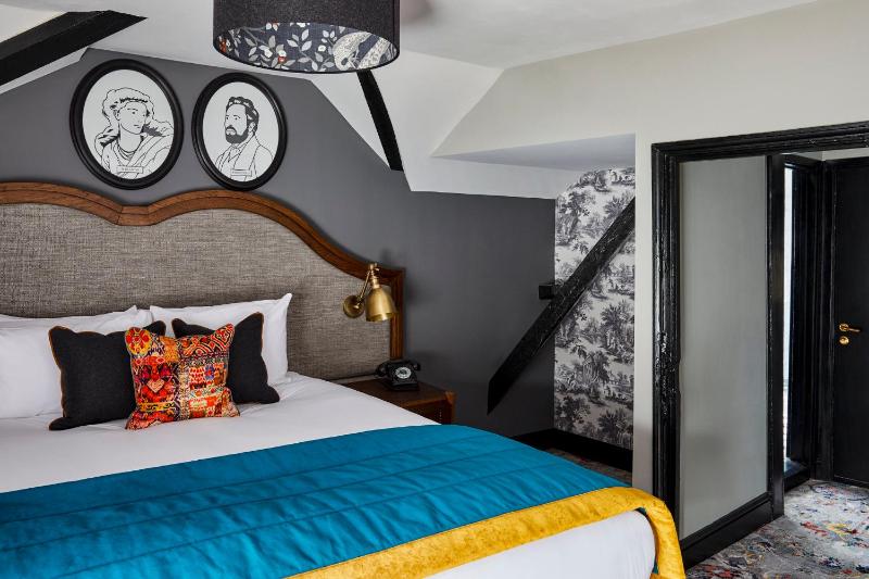 Premium King Room image 4