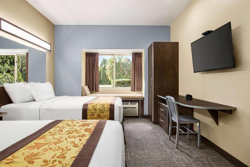 Queen Room with Two Queen Beds - Non-Smoking image 1