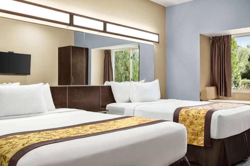 Queen Room with Two Queen Beds - Non-Smoking image 4