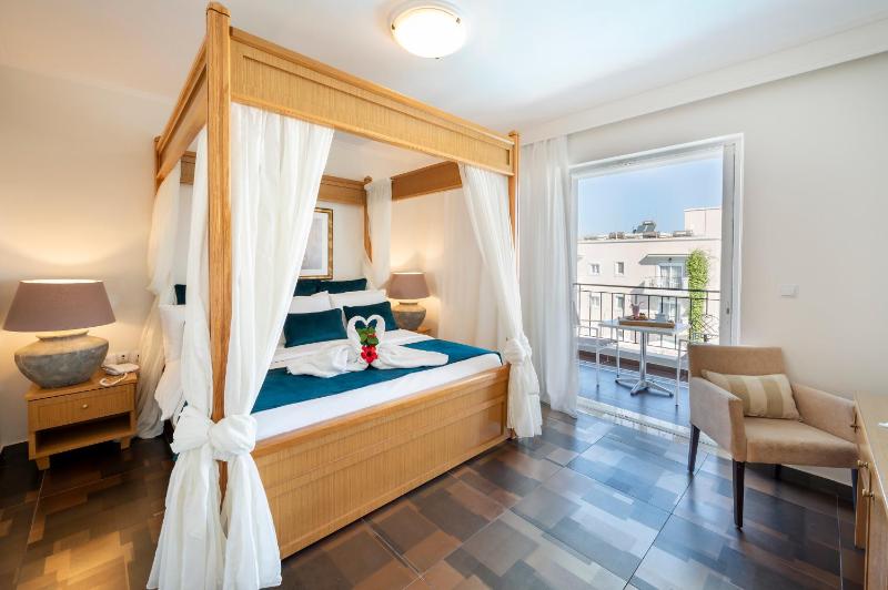 Superior King Suite image 1