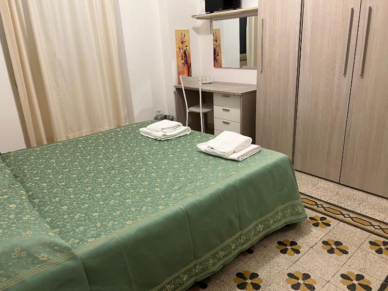 Double Room with Shared Bathroom image 4