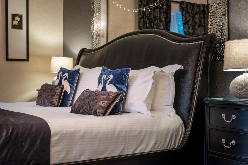 Retreat Suite with Stunning Spa Bathroom image 3