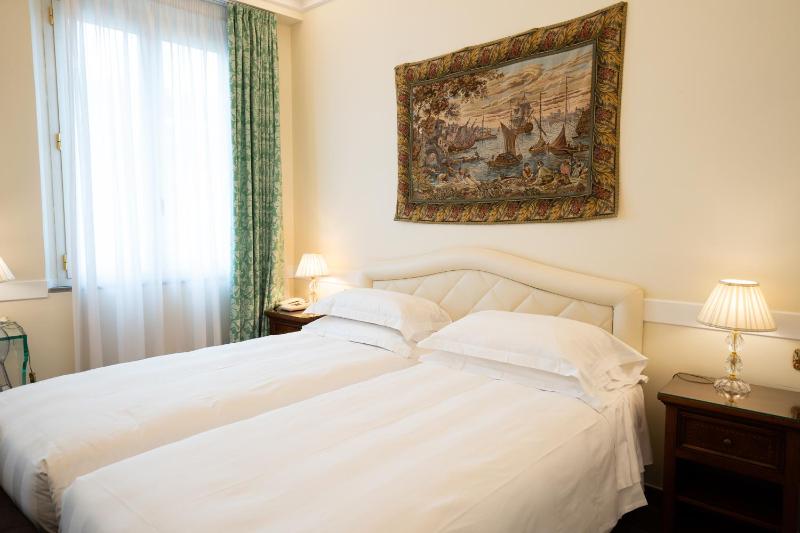 Double or Twin Room image 3