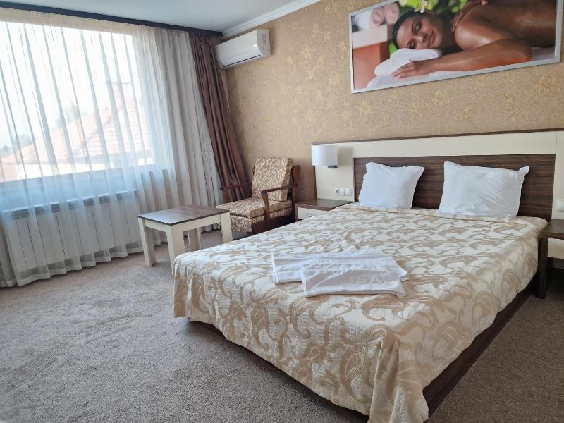 Budget Double Room with Bathtub image 3