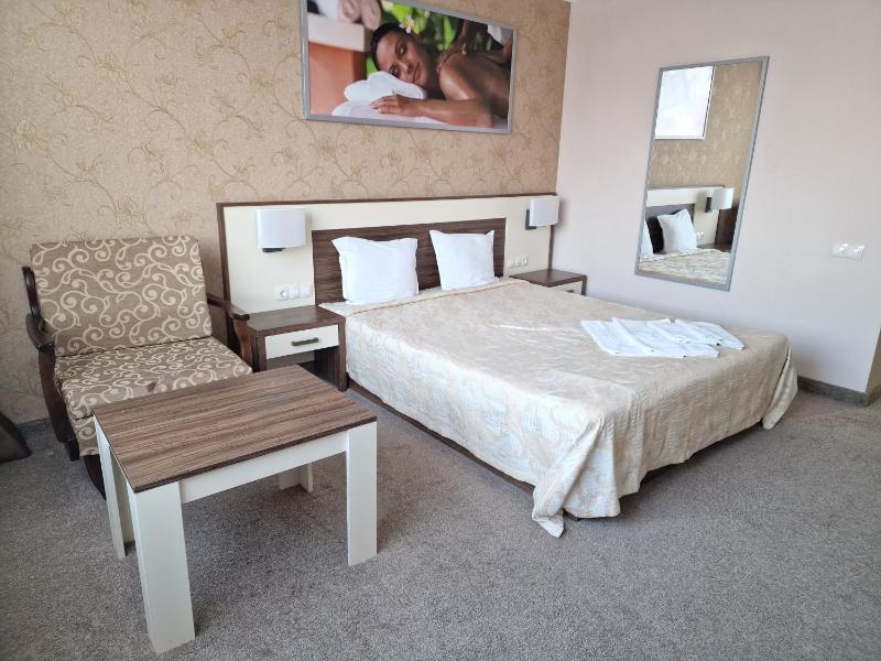 Budget Double Room with Bathtub image 4