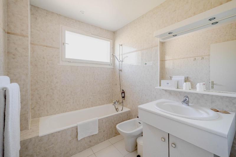 Twin/Double Room - Mountain Side image 3