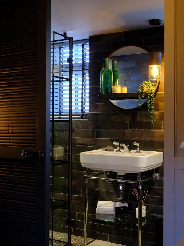 Deluxe Suite image 3