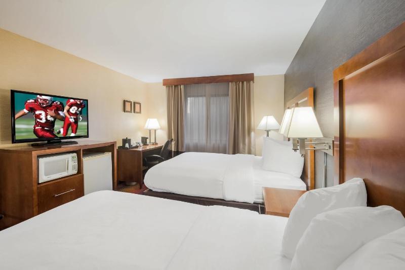 Superior Room with Two Queen Beds Non-Smoking image 4