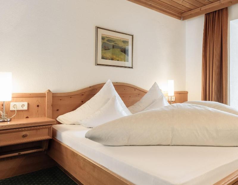 Double Room with Balcony image 4