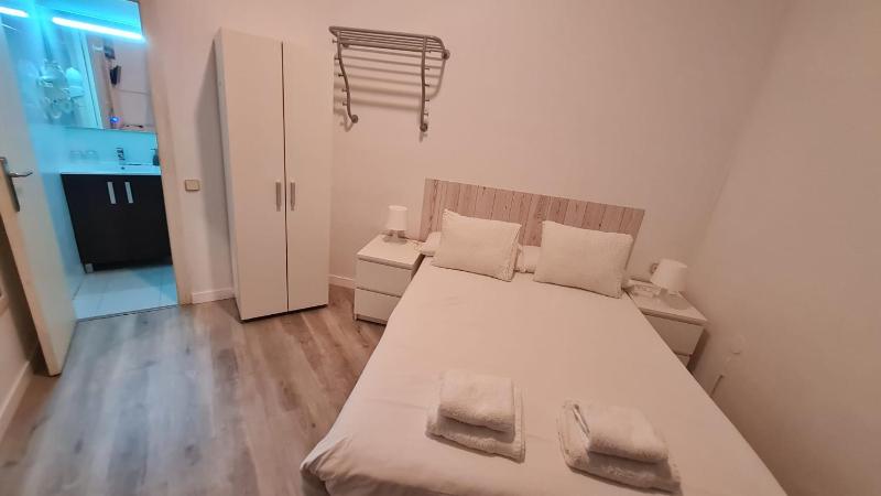 Single Room with Private Bathroom image 3