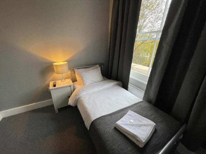 Single Room with Shared Bathroom image 3