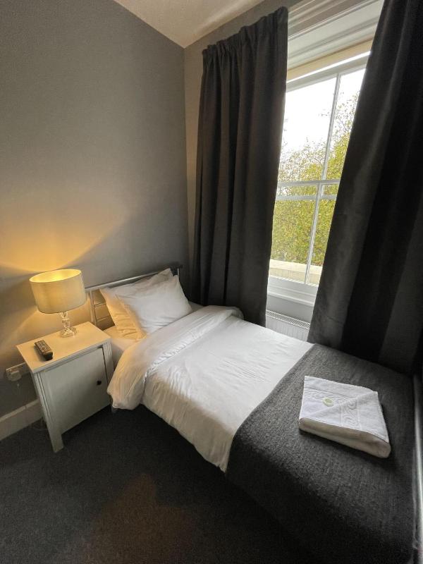 Single Room with Shared Bathroom image 4
