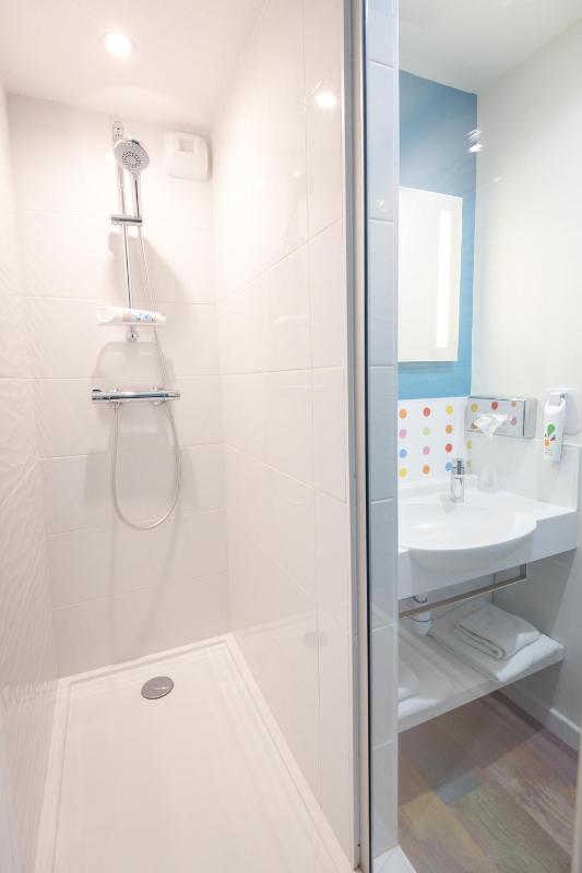 Standard Twin Room image 4
