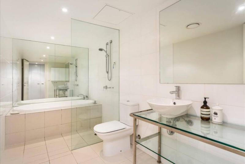 Spacious 4 brm Gem right in the heart of the city - image 4