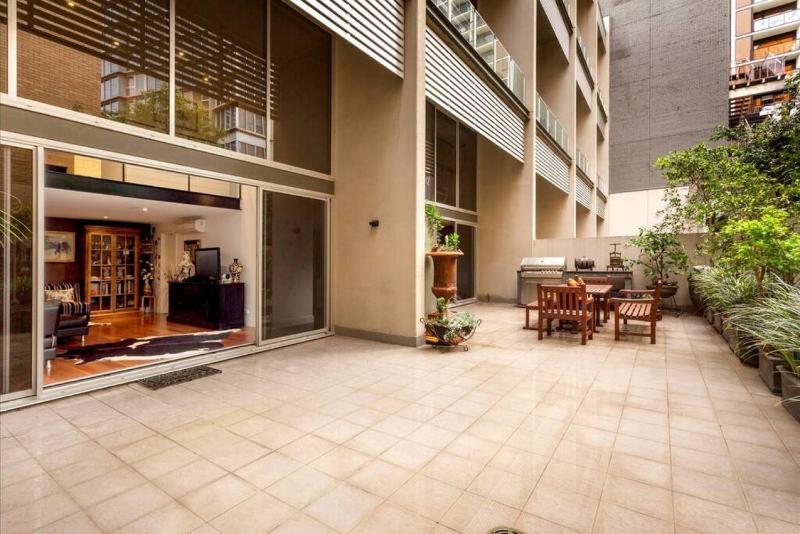 Spacious 4 brm Gem right in the heart of the city - image 7