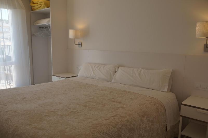 Deluxe Double Room with Balcony and Sea View image 1