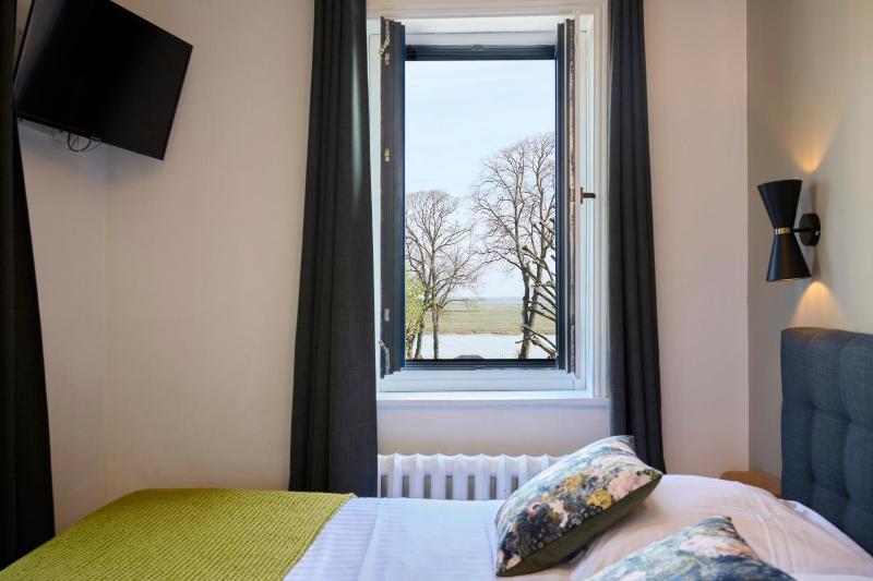 Comfort Room on the Historic District or Bay Side image 3