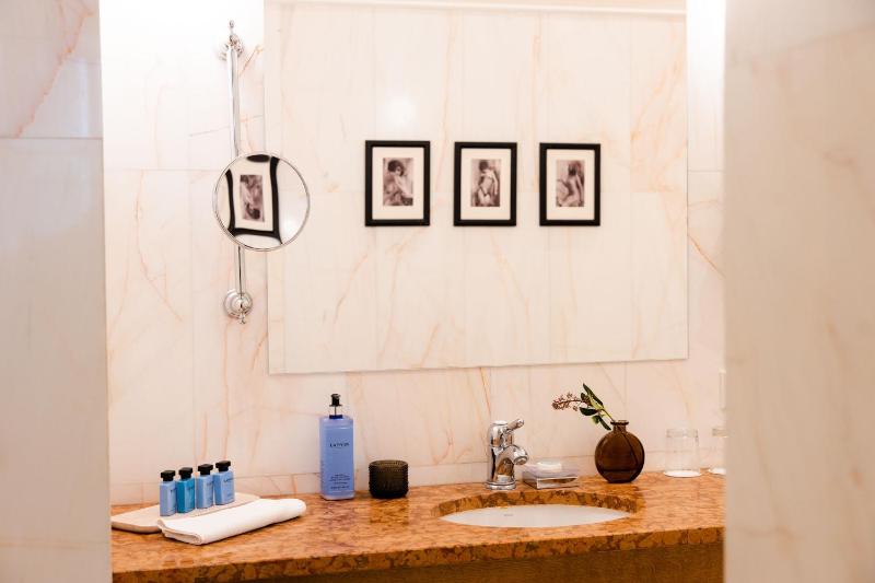 Executive Suite image 3