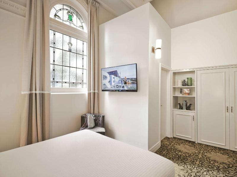 Commerce Queen Yarra View Room