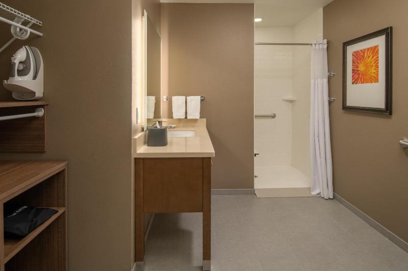 Queen Studio Suite with Bath Tub - Mobility Accessible - Non-Smoking image 4