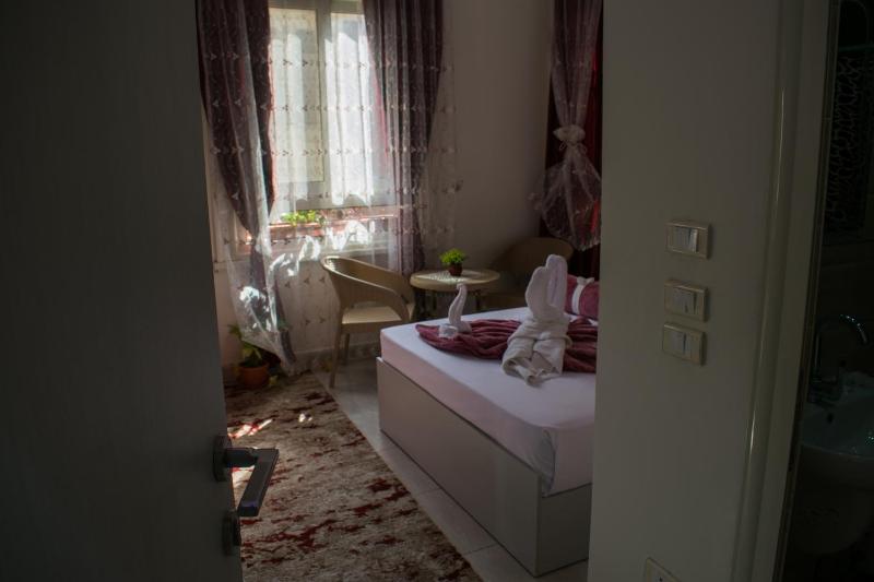 Crown Hotel - image 10