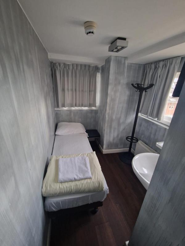 Amigo Budget Hotel - image 2