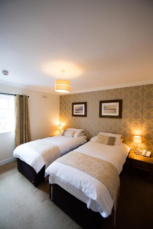 Twin Room image 3