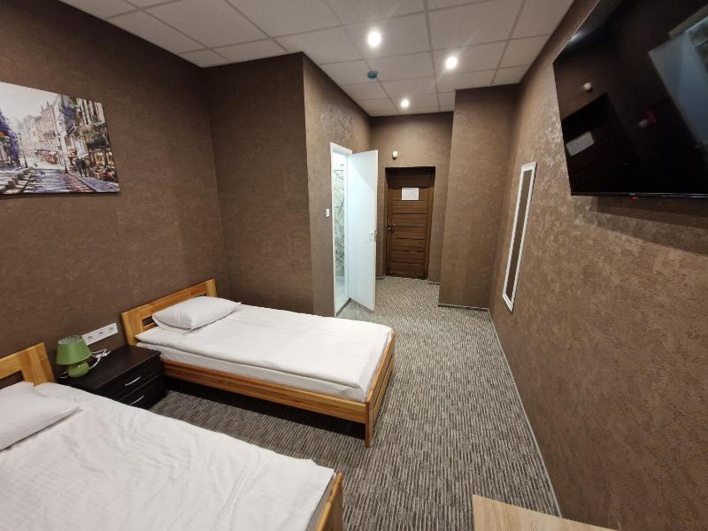 Twin Room with Garden View image 3