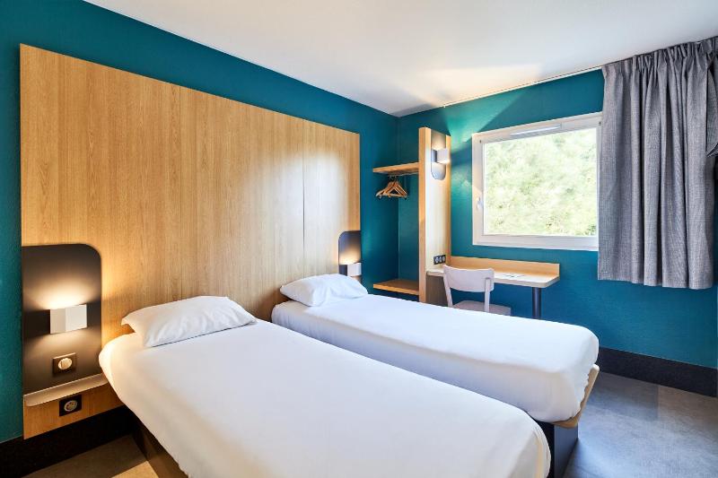 Twin Room image 4