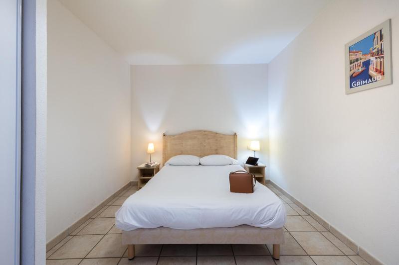 One-Bedroom Apartment image 2