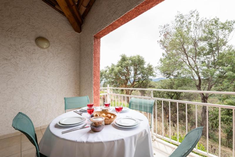 One-Bedroom Apartment image 4