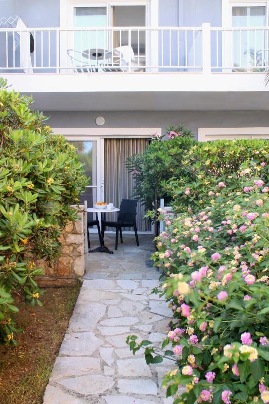 Double or Twin Room with Garden View image 3