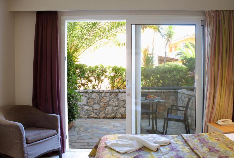 Double or Twin Room with Garden View image 4