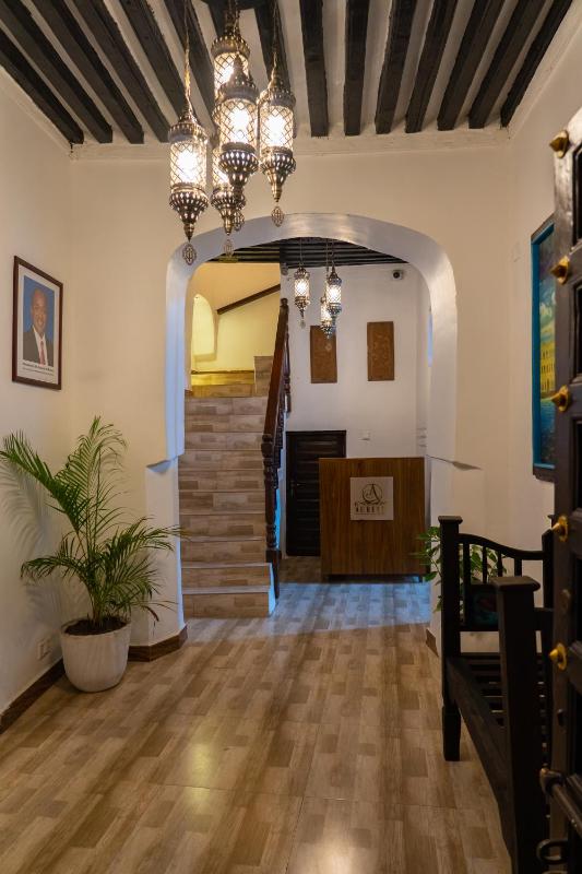 Aurelia Zanzibar - image 1