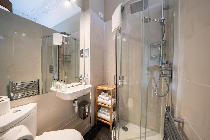 Compact Double Room image 3